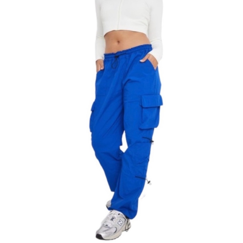 Garage nylon cargo pants. Being sold in black. adjustable. Size xs